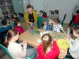 Karmniki dla ptaków powstały dziś w wieluńskiej bibliotece miejskiej